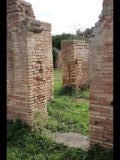 02813 ostia - regio v - insula vi - edificio (v,vi,3) - hinterer raum - ostende - bli ri in den vorderen raum - ostende - 01-2024.jpg